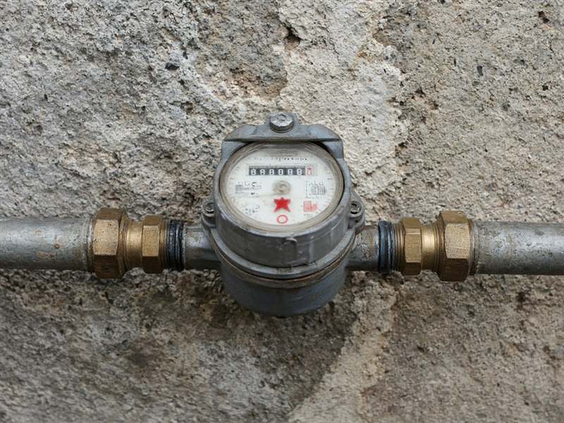 Hidrômetro residencial instalado em parede externa